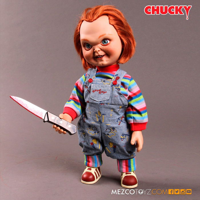 MEZCO TOYZ Muñeco Chucky El Muñeco Diabólico con Sonido y Frases, Figura de Acción de 38cm en PVC con Ropa Real y 7 Puntos de Articulación