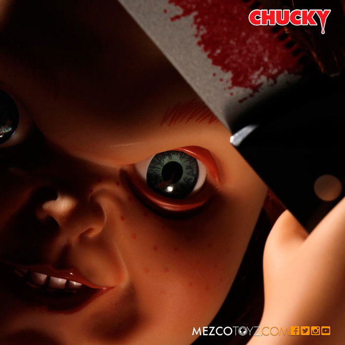 MEZCO TOYZ Muñeco Chucky El Muñeco Diabólico con Sonido y Frases, Figura de Acción de 38cm en PVC con Ropa Real y 7 Puntos de Articulación