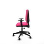 Silla de oficina Elche con mecanismo Asincro tapizada con Similpiel color Rosa. Equipada con Base piramidal negra, Brazos 1D y Ruedas 65mm nailon