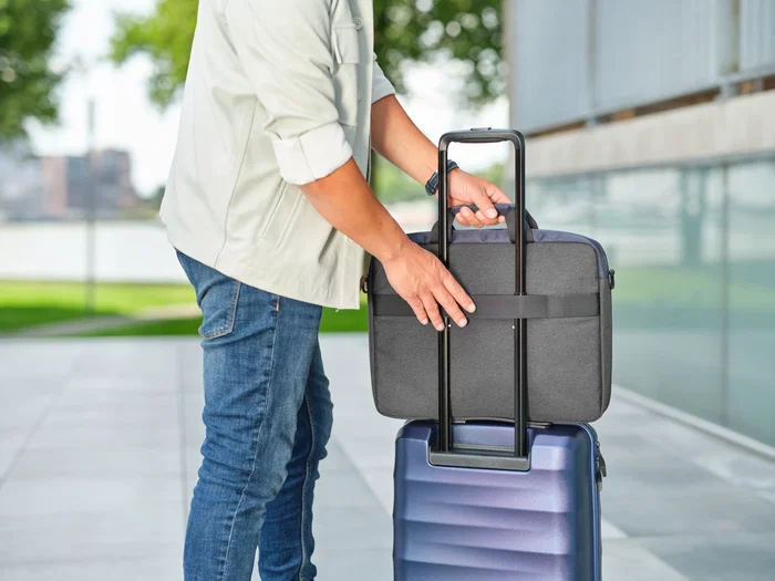 Trust Maletín Lisboa para Portátil hasta 16" Azul - Poliéster Reciclado (8 botellas PET), Resistente a Golpes y Agua, Compartimento Acolchado, Asa y Correa