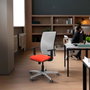 PIQUERAS Y CRESPO Silla de oficina Motilla con mecanismo Sincro, Marrón oscuro y Blanco
