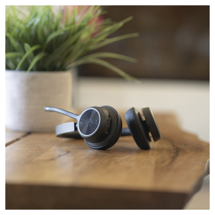 HP Poly Voyager 4320 USB-A Headset con adaptador BT700, Negro HP Poly Voyager 4320 USB-A Headset con adaptador BT700, Negro