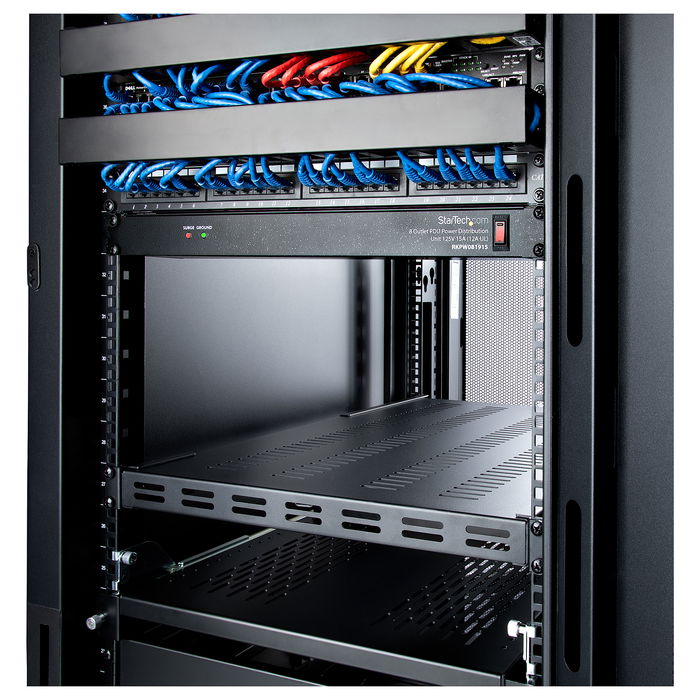StarTech Fachboden Serverschrank 1HE belüftet, verstellbarer Schwerlast Fachboden für Server Rack/Schrank bis 113 kg