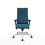 Sillón Albacete con mecanismo Sincro tapizada con Tela color Verde petróleo. Equipado con Base poliamida blanca, Brazos 2D y Ruedas 65 mm parqué