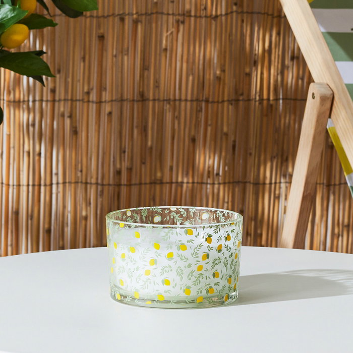 Home Deco Factory Vela Citronela Bain De Soleil 3 Mechas Estampado Limones Sunshine 280g Duración 20h