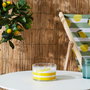 Home Deco Factory Vela Citronela Bain De Soleil 3 Mechas Estampado Limones Sunshine 280g Duración 20h