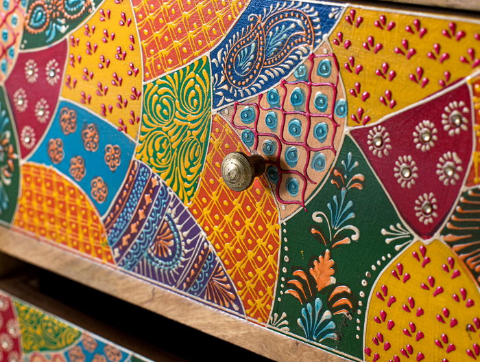 GINER Y COLOMER Cómoda en Madera de Mango con Pintura a Mano 120 cm, 14 Cajones con Motivos Geométricos y Florales, Diseño Asimétrico, Patas Angulares