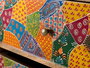 GINER Y COLOMER Cómoda en Madera de Mango con Pintura a Mano 120 cm, 14 Cajones con Motivos Geométricos y Florales, Diseño Asimétrico, Patas Angulares