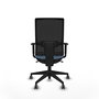 Silla de oficina Horna con mecanismo Sincro tapizada con Tela color Azul cielo y malla color Negro. Equipada con lumbar 1D, Brazos 1D y Ruedas 65 mm parqué
