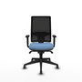 Silla de oficina Horna con mecanismo Sincro tapizada con Tela color Azul cielo y malla color Negro. Equipada con lumbar 1D, Brazos 1D y Ruedas 65 mm parqué
