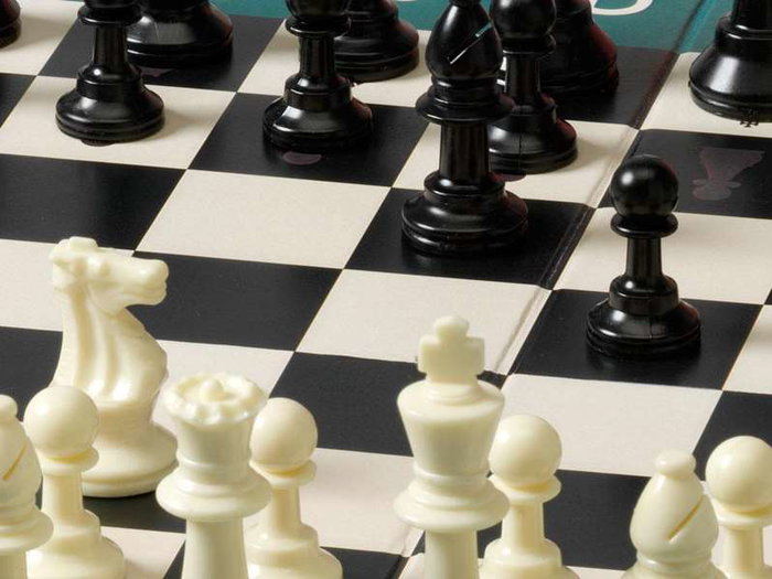 Cayro Juego Mi Primer Ajedrez Educativo para Niños de 4 a 6 Años, Tablero de Neopreno y Fichas de Plástico, Instrucciones Multilingüe Español Inglés Francés Italiano Alemán Holandés