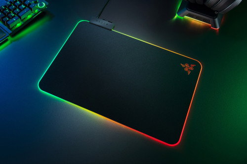 Razer RZ02-03020100-R3M1 Alfombrilla de Ratón para Juegos Negra con Retroiluminación LED