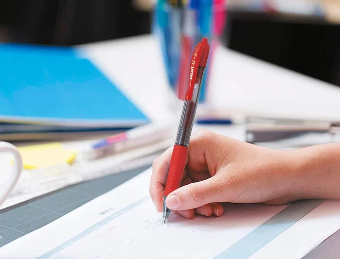 Bolígrafo Pilot G-2 Rojo Tinta Gel Retráctil Sujeción de Caucho Trazo 0,4 mm en Blister