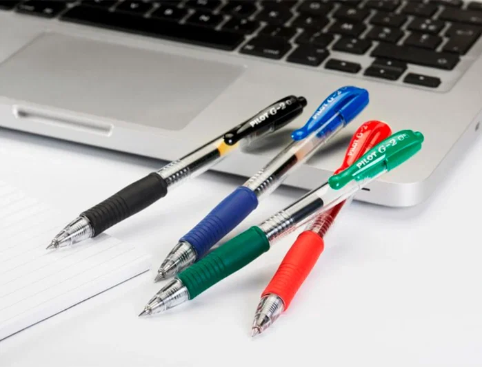 Bolígrafo Pilot G-2 Rojo Tinta Gel Retráctil Sujeción de Caucho Trazo 0,4 mm en Blister