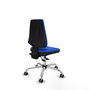 Silla de oficina Elche con mecanismo Asincro tapizada con Tela color Azul. Equipada con Base cromada, Sin brazos y Ruedas 65 mm parqué