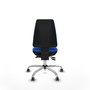 Silla de oficina Elche con mecanismo Asincro tapizada con Tela color Azul. Equipada con Base cromada, Sin brazos y Ruedas 65 mm parqué
