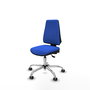 Silla de oficina Elche con mecanismo Asincro tapizada con Tela color Azul. Equipada con Base cromada, Sin brazos y Ruedas 65 mm parqué