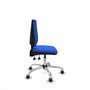 Silla de oficina Elche con mecanismo Asincro tapizada con Tela color Azul. Equipada con Base cromada, Sin brazos y Ruedas 65 mm parqué