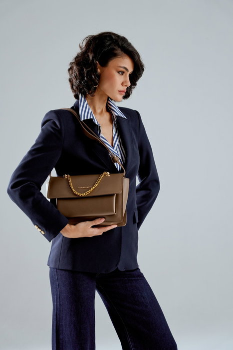 Vince Camuto Sorrento Bolso Bandolera Piel Sintética Dark Mink 27x20x9 cm Vince Camuto Sorrento Bolso Bandolera Piel Sintética Dark Mink 27x20x9 cm