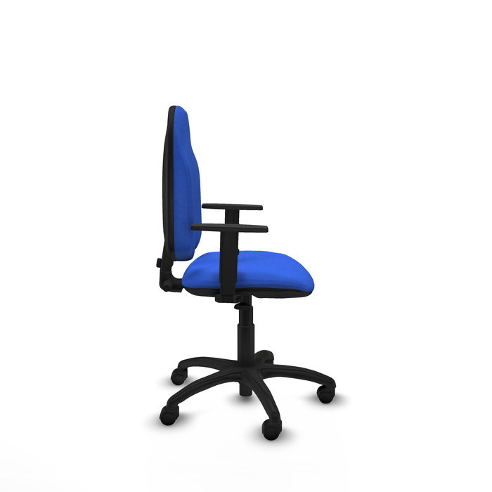 Silla de oficina Algarra con mecanismo Contacto permanente básico tapizada con Tela color Azul. Equipada con Base poliamida negra, Brazos 1D y Ruedas de nailon 50 mm