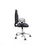 Silla de oficina Algarra con mecanismo Contacto permanente básico tapizada con Tela color Gris oscuro. Equipada con Base cromada, Brazos fijosy Topes
