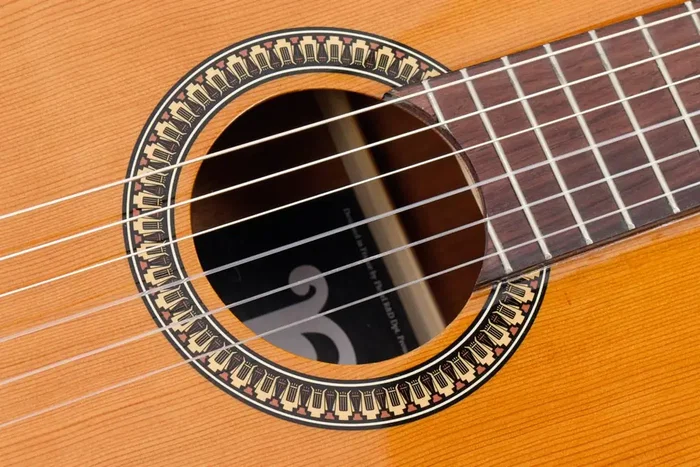 PLEYEL Guitarra Clásica 4/4 Modelo Gpl P200 - Tapa de Cedro Rojo Macizo, Cuerdas Aquila, Diapasón de Sonokeling, Natural