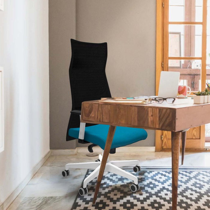 Sillón Albacete con mecanismo Sincro tapizada con Tela color Naranja oscuro y malla color Negro. Equipado con Base poliamida blanca, Brazos 1D y Ruedas 65 mm parqué