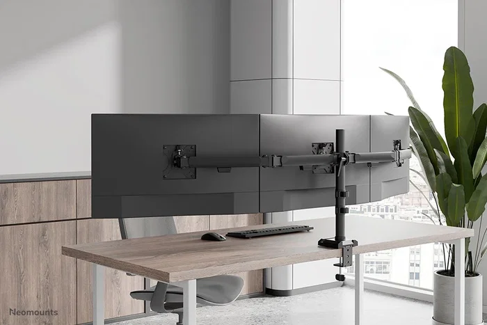 Neomounts DS60-600BL3 Soporte para 3 Monitores de hasta 27" con Brazo de Escritorio, Ajuste de Inclinación, Rotación y Giro Completo, Quick-Fix, VESA 75/100, Negro