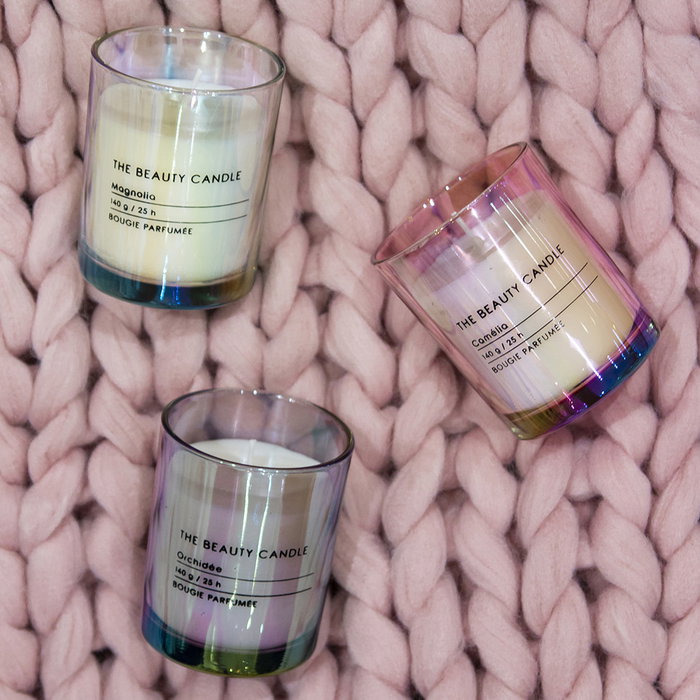 Home Deco Factory Vela Perfumada Beauty Candle Vidrio Iridescente Aromas Surtidos Cera 140g 25h 6.8x8.3cm