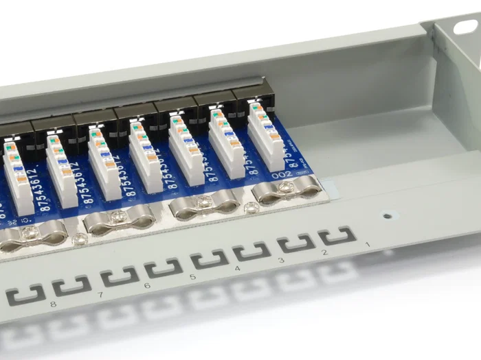 Equip 326324 Panel de Parcheo 1U, 24 Puertos RJ-45 Cat6 Apantallado, Contactos Chapados en Oro, para Montaje en Bastidor, Color Gris
