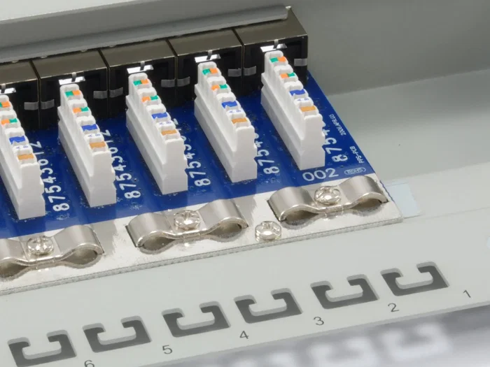 Equip 326324 Panel de Parcheo 1U, 24 Puertos RJ-45 Cat6 Apantallado, Contactos Chapados en Oro, para Montaje en Bastidor, Color Gris