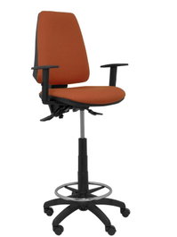 Taburete Elche con mecanismo Asincro tapizada con Tela color Marrón. Equipado con Base poliamida negra, Brazos 1D y Ruedas de nailon 50 mm
