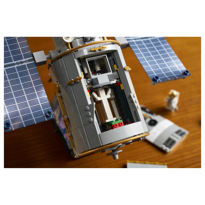 LEGO Icons 11382 Hubble Space Telescope