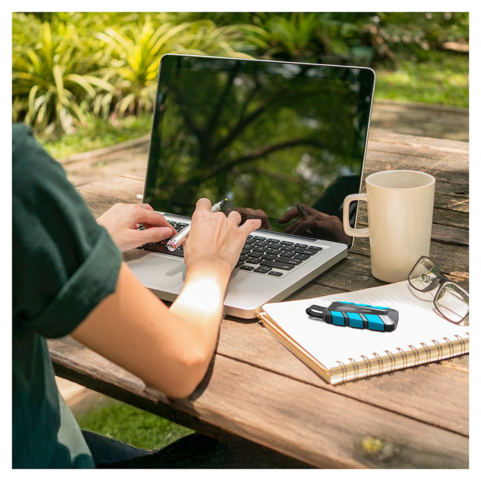 ADATA SC740 500GB SSD Externo Negro Azul, USB-C 3.2 Gen 2 (10 Gbit/s), 1050 MB/s Lectura, 1000 MB/s Escritura, Resistente a Golpes