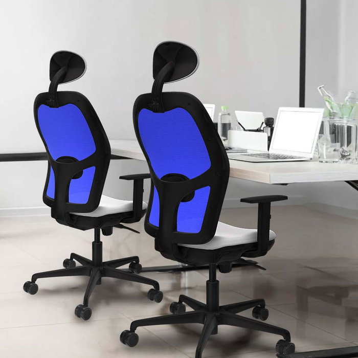 Silla de oficina Jorquera con mecanismo Sincro tapizada con Tela color Gris oscuro y malla color Azul. Equipada con lumbar 1D, Brazos 1D, Cabecero Fijo y Ruedas 65mm nailon