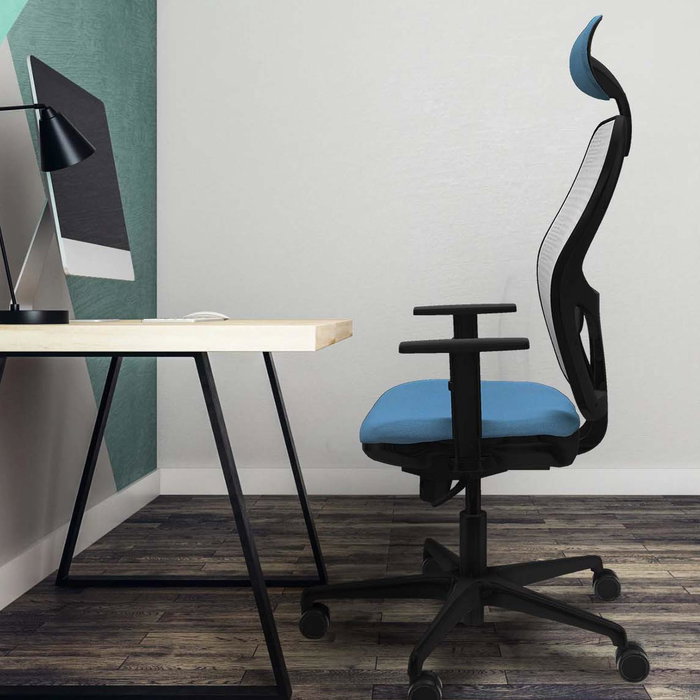 Silla de oficina Jorquera con mecanismo Sincro tapizada con Tela color Gris oscuro y malla color Azul. Equipada con lumbar 1D, Brazos 1D, Cabecero Fijo y Ruedas 65mm nailon