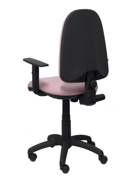 Silla de oficina Aýna con mecanismo Contacto permanente básico tapizada con Tela color Rosa pálido. Equipada con Base poliamida negra, Brazos 1D y Ruedas de nailon 50 mm