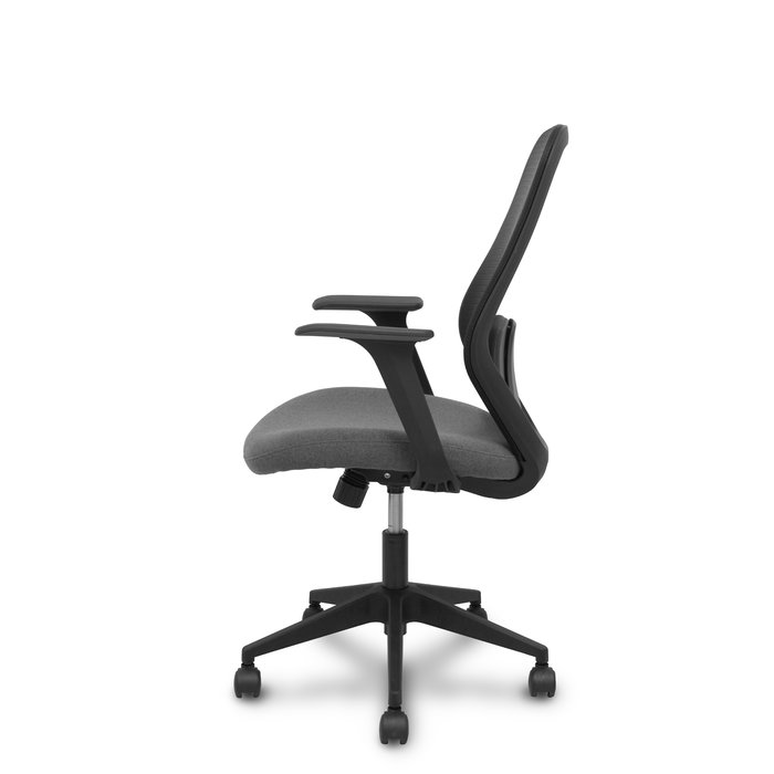 Silla de oficina Ergo529 con mecanismo Basculante tapizada con Tela color Gris y malla color Negro. Equipada con lumbar 1D, Brazos fijos y Ruedas de nailon 50 mm