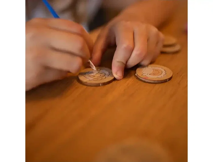 Wondee Kit para Colorear Figuras de Madera Sostenible con 12 Colores Vibrantes, Pinceles y Figuras Originales para Niños