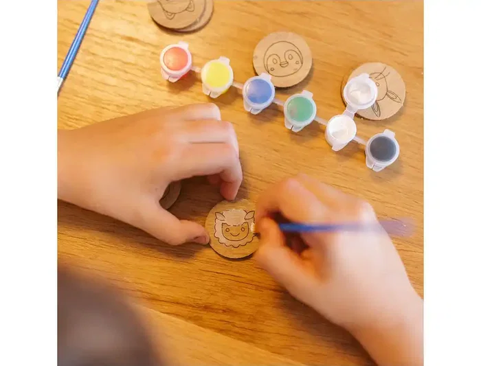 Wondee Kit para Colorear Figuras de Madera Sostenible con 12 Colores Vibrantes, Pinceles y Figuras Originales para Niños