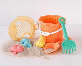 KioKids Set de Cubo de Playa Coral con 7 Piezas para Bebés, Incluye Cubo, Pala, Rastrillo, Tamiz y Moldes de Arena con Formas Marinas