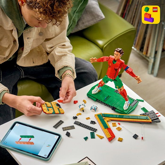 LEGO 43016 Cristiano Ronaldo Set de Figura de Coleccionista CR7 - Leyendas del Fútbol con Autógrafo y Dos Poses (Siuuu / Chilena)
