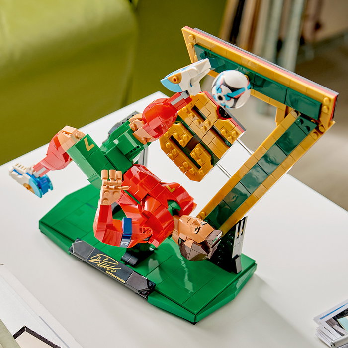 LEGO 43016 Cristiano Ronaldo Set de Figura de Coleccionista CR7 - Leyendas del Fútbol con Autógrafo y Dos Poses (Siuuu / Chilena)