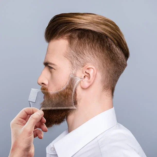 Ufesa CP Razor Fade 60105931 Cortapelos Recargable, Cuchilla en Forma T de 40 mm, Incluye 3 Peines Fijos y Plantilla 8-en-1, Negro Metálico