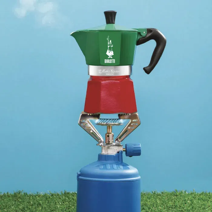 Bialetti Cafetera Italiana Moka Express Italia 3 Tazas 100 ml, Apta para Todo Tipo de Fuegos Excepto Inducción, Color Verde/Rojo, BIA8006363018951