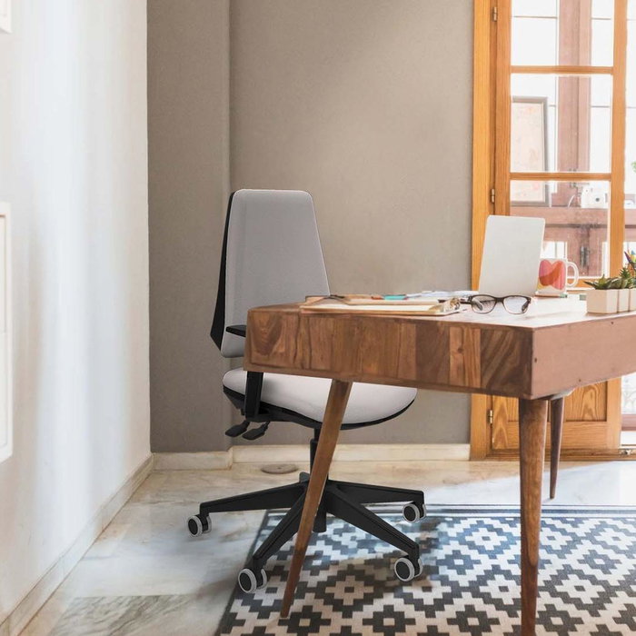 Silla de oficina Elche con mecanismo Asincro tapizada con Similpiel color Blanco. Equipada con Base piramidal negra, Brazos 1D y Ruedas 65 mm parqué