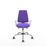 Silla de oficina Elche con mecanismo Asincro tapizada con Tela color Lila. Equipada con Base cromada, Reposabrazos blancos y Ruedas 65 mm parqué