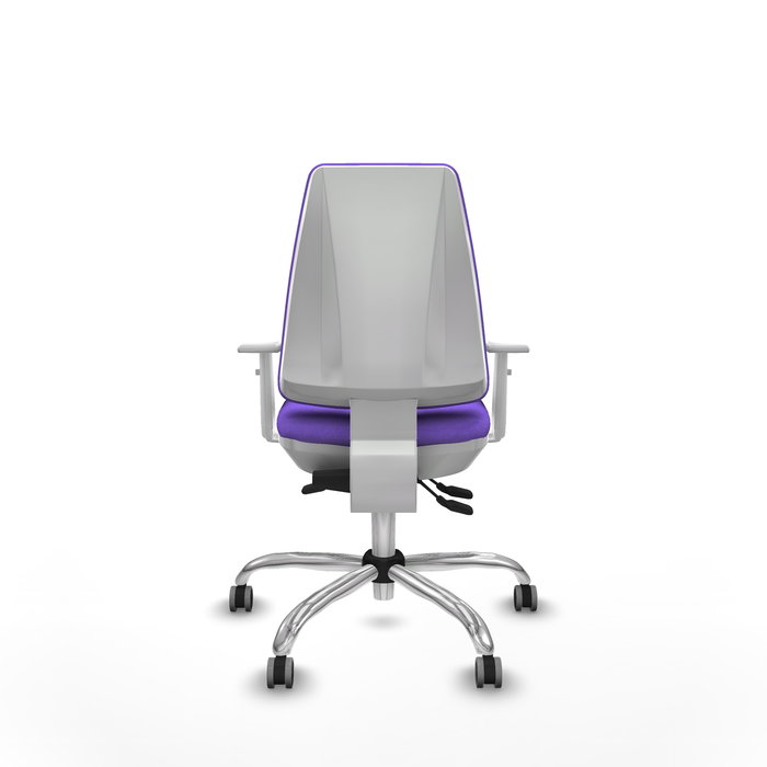 Silla de oficina Elche con mecanismo Asincro tapizada con Tela color Lila. Equipada con Base cromada, Reposabrazos blancos y Ruedas 65 mm parqué