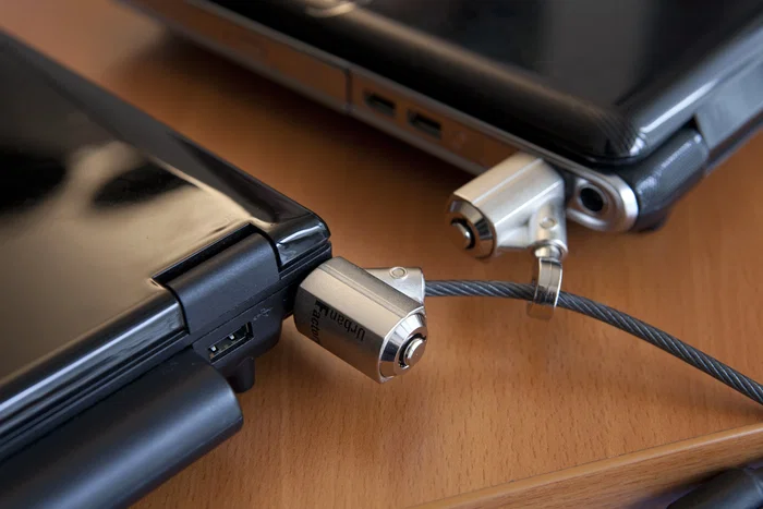 Urban Factory CRS02UF Cable Antirrobo con Llave Redonda - PVC Negro - 2 Metros de Longitud