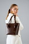 Vince Camuto Piedmont - Bolso de Hombro Marrón de Cuero de Polivinilo para Mujer, Elegante y Duradero, 30x14x23 cm